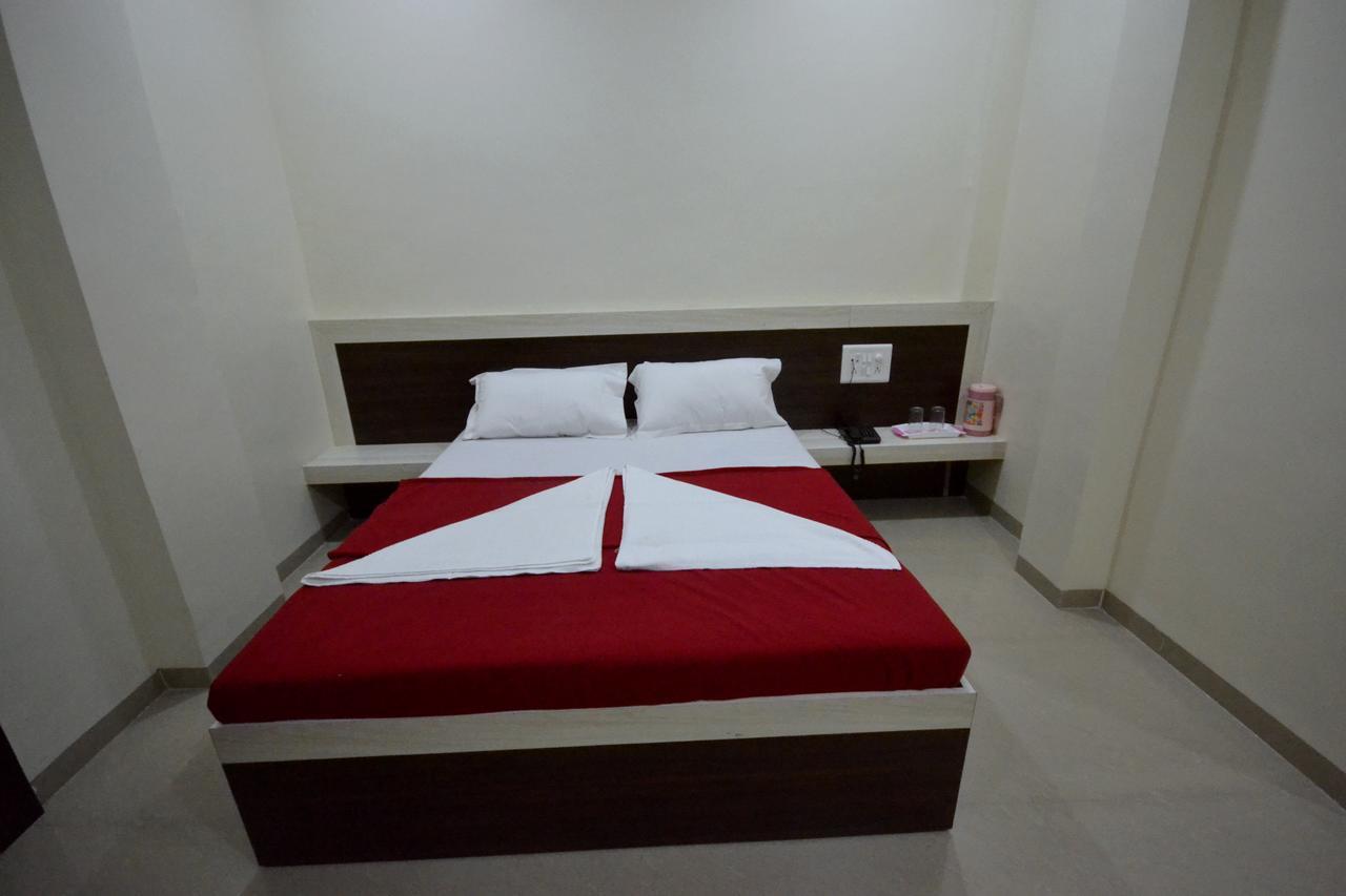 Hotel S S Palace Shirdi Eksteriør billede