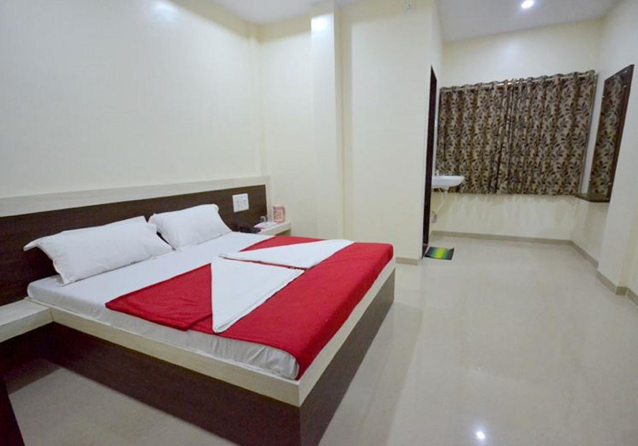 Hotel S S Palace Shirdi Eksteriør billede