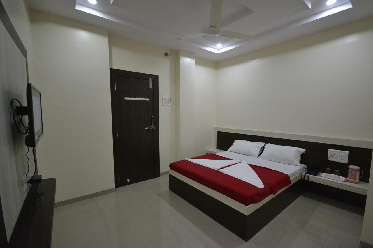 Hotel S S Palace Shirdi Eksteriør billede