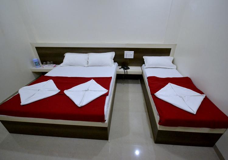 Hotel S S Palace Shirdi Eksteriør billede