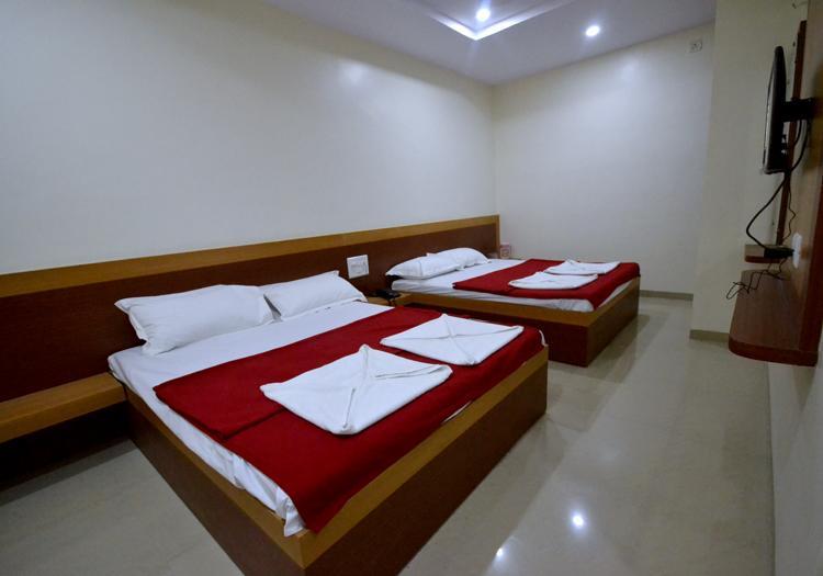Hotel S S Palace Shirdi Eksteriør billede